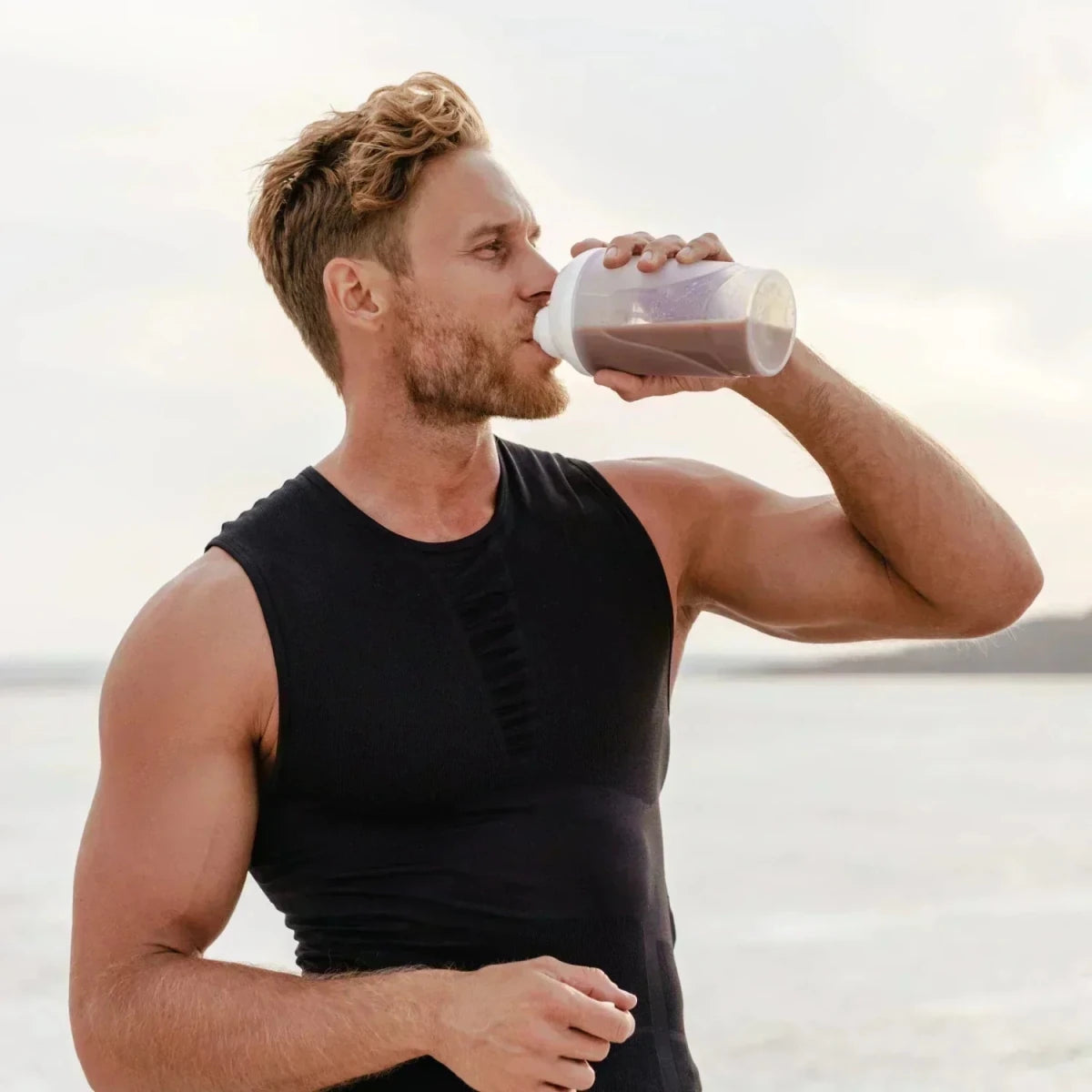 Mann trinkt Proteinshake