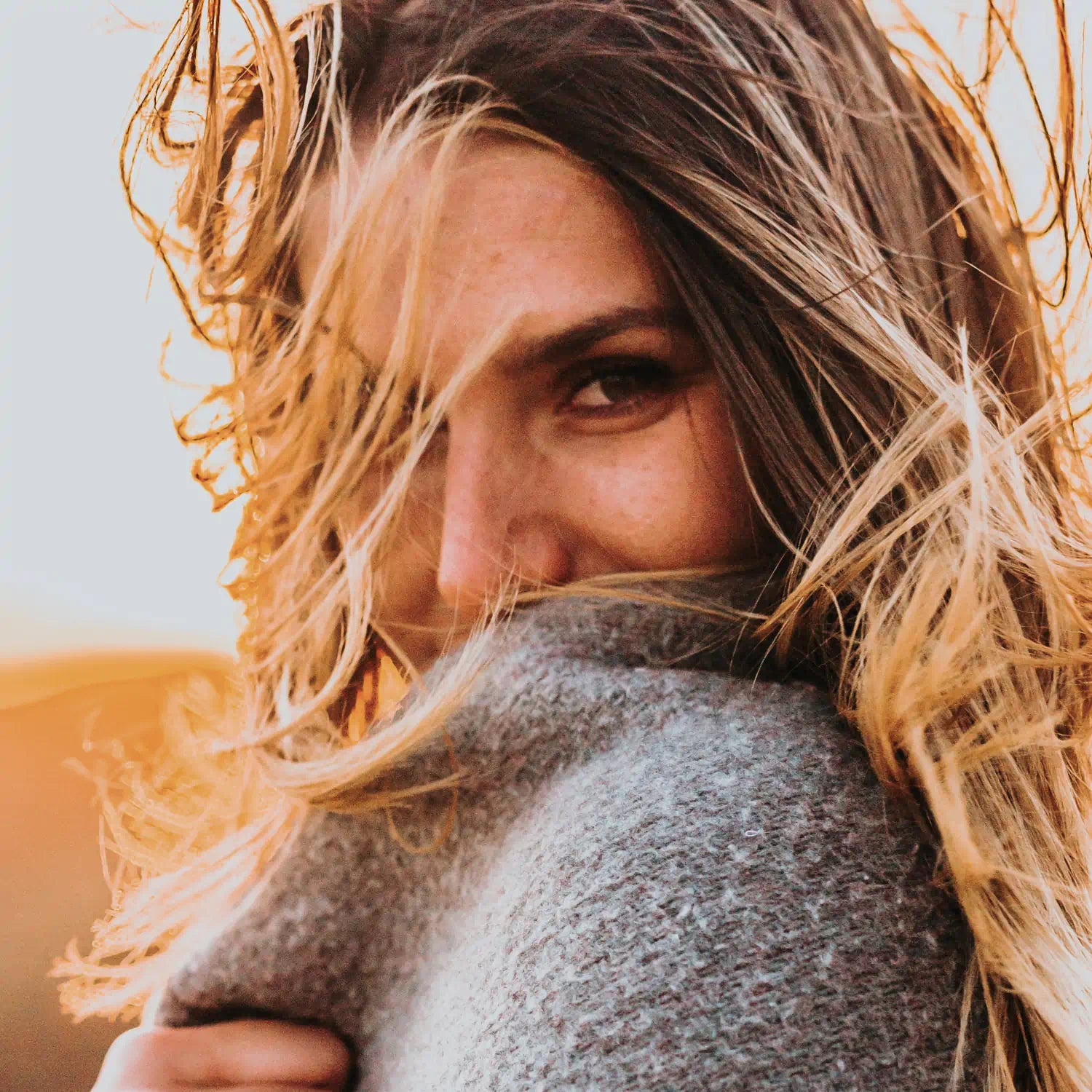 Antioxidantien gegen freie Radikale: Frau im Wind