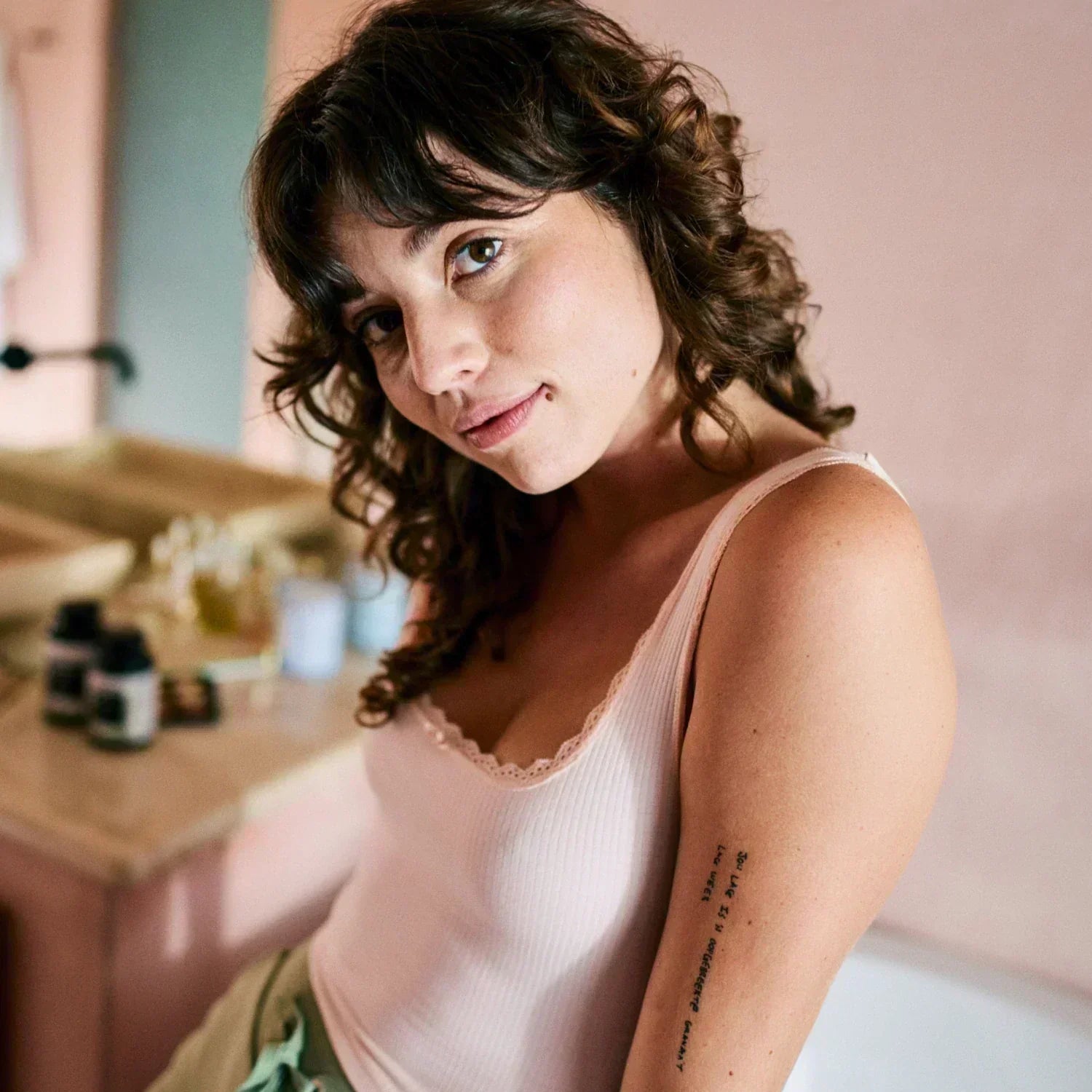 Biotin: Frau mit schöner Haut und schönen Haaren