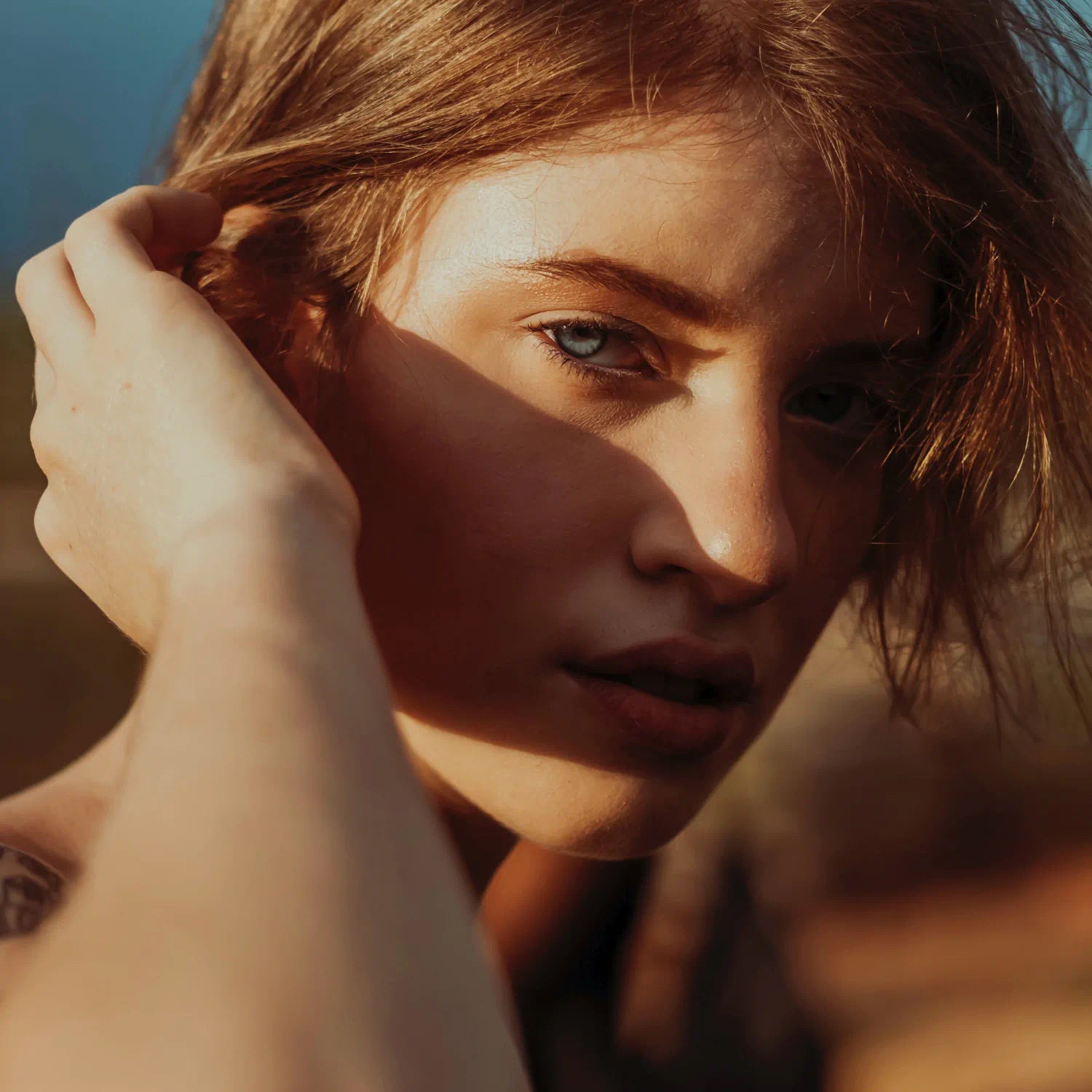 Q10: Frau streicht Haar zurück