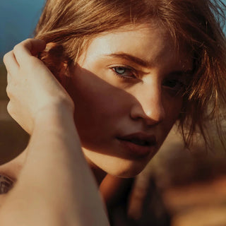 Q10: Donna si tira indietro i capelli