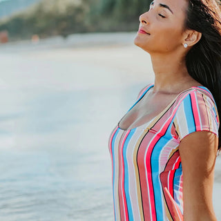Donna al sole in riva all'acqua