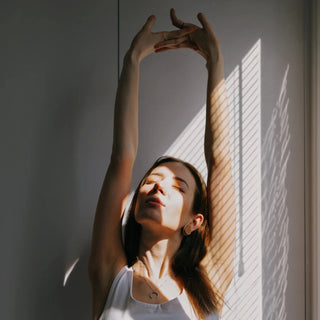 Donna stanca che si allunga