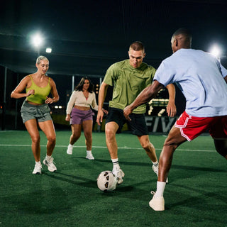 Gruppo che gioca a calcio