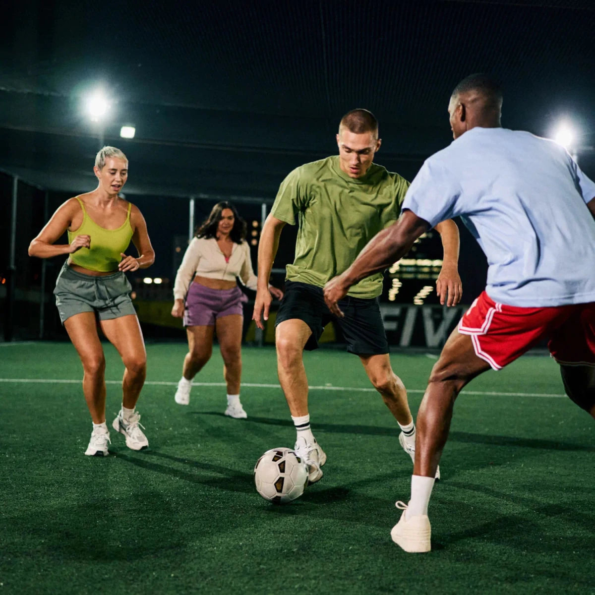 Gruppo che gioca a calcio