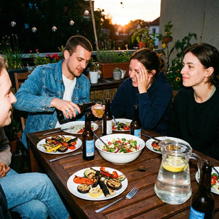 Freunde grillen und essen zusammen im Garten