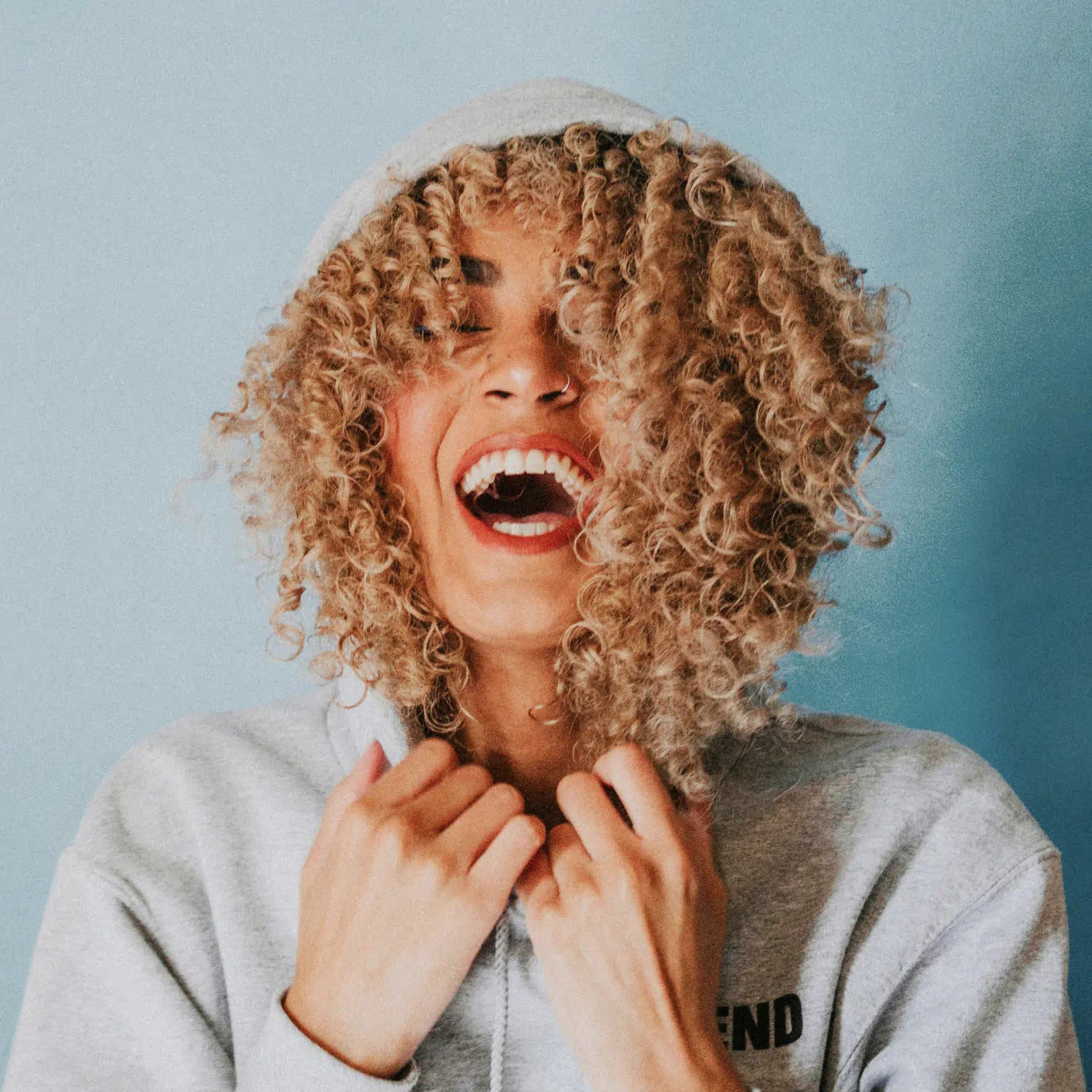 Biotin und Haarvitamine: Lachende Frau