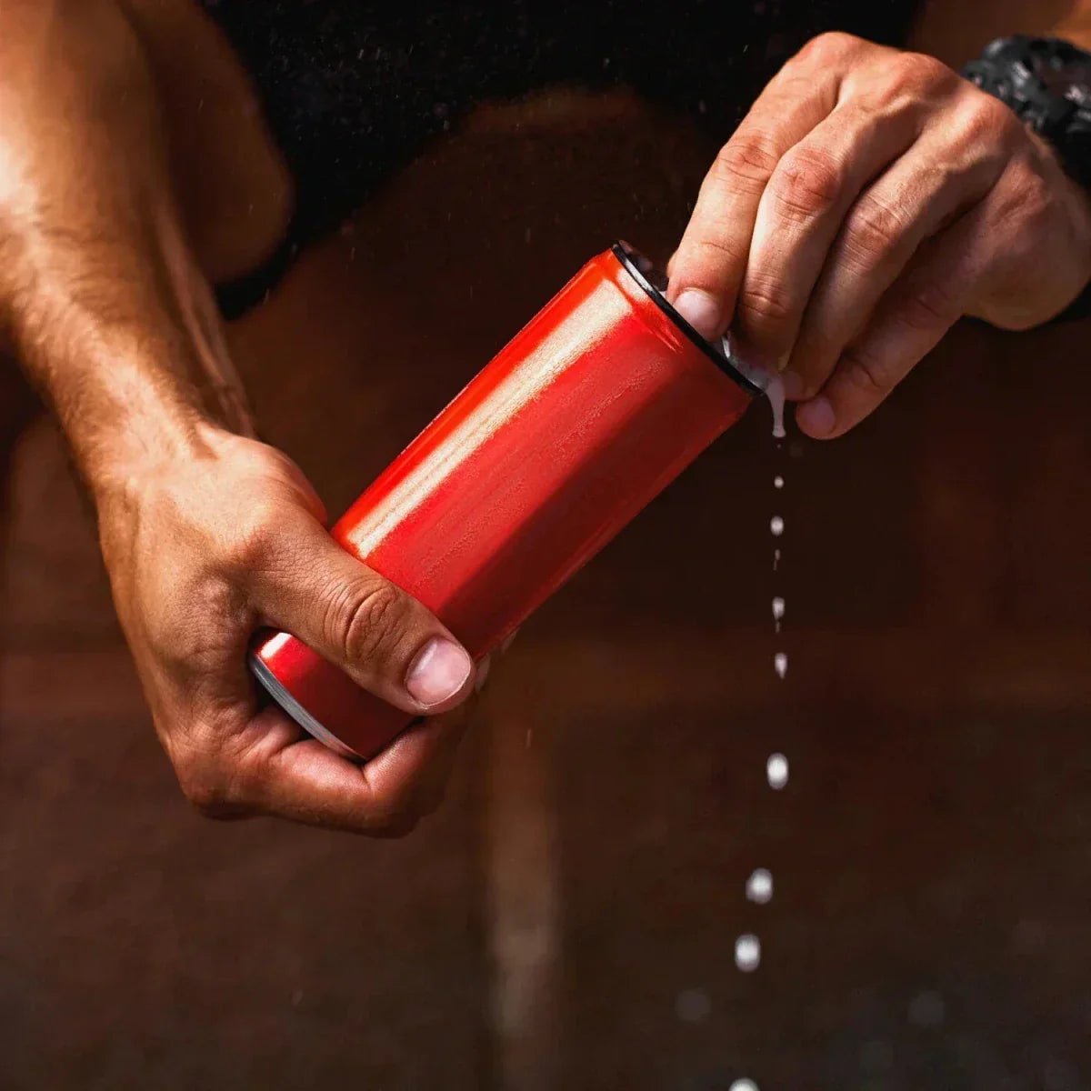 Männerhände öffnen Getränkedose