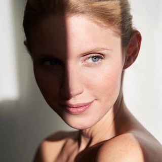 Volto di donna in penombra.