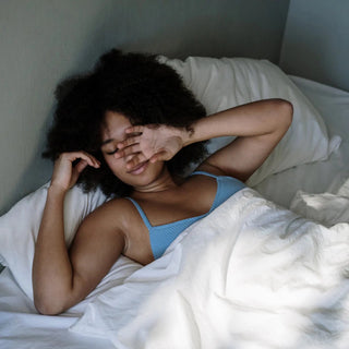 Donna che si sveglia a letto