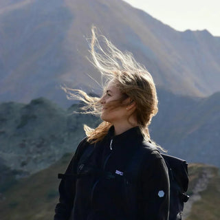 Alpinista donna con il vento in faccia.