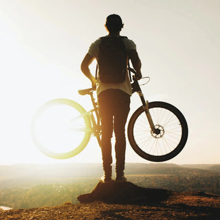 Uomo con bicicletta in montagna