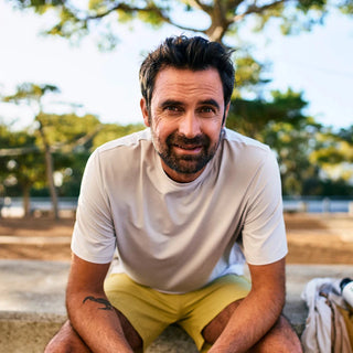 uomo seduto e sano