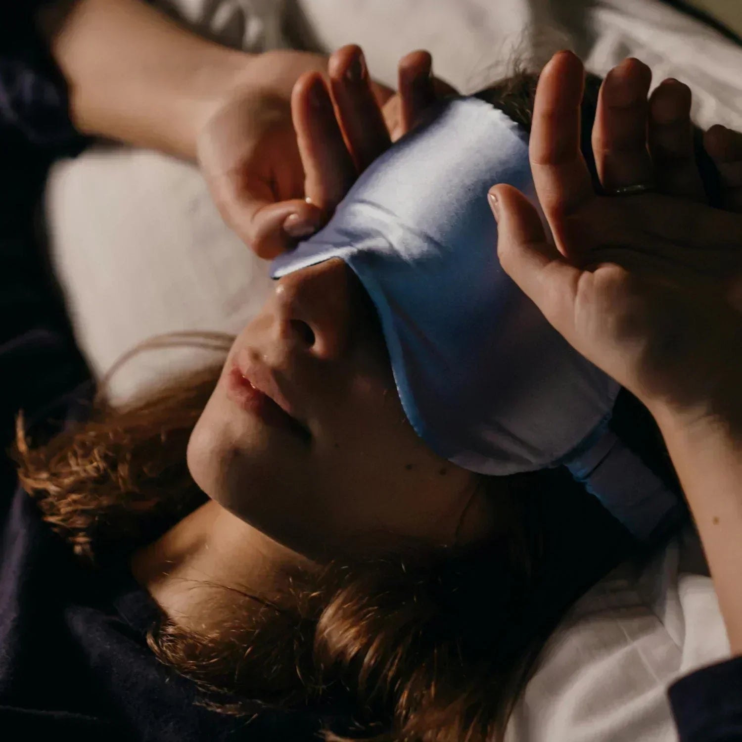 Frau mit Schlafmaske