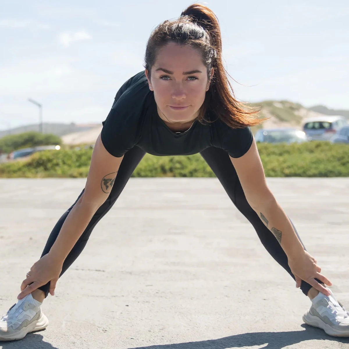 Muscoli: Donna che allunga le gambe, allenamento