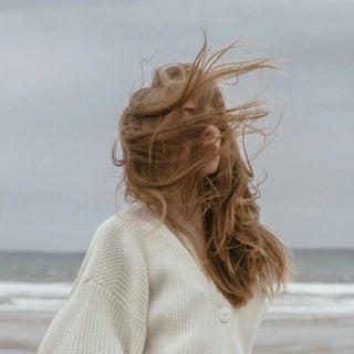Capelli che soffiano sul viso di una donna