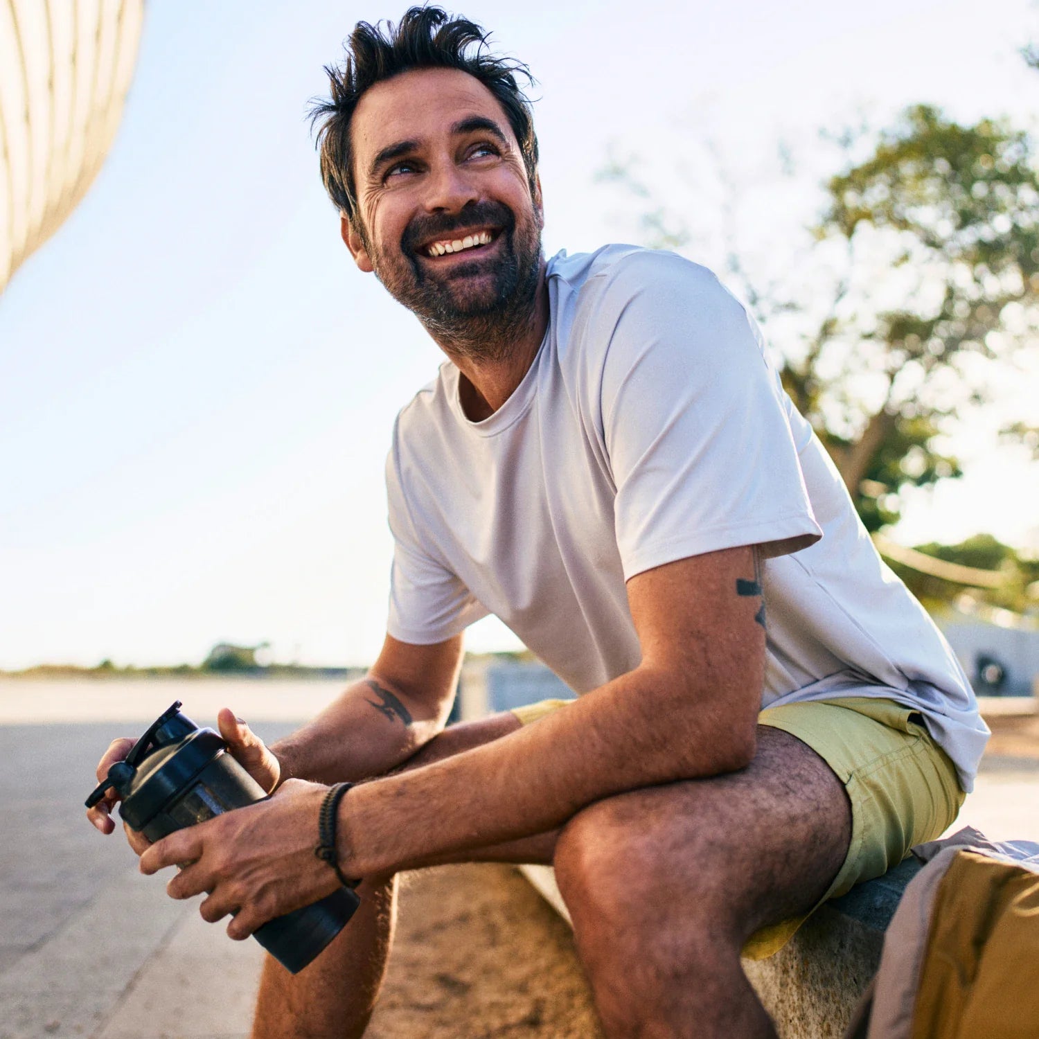 Proteinpulver: Mann mit Shaker