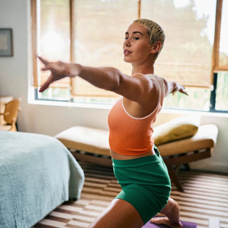 Donna che fa yoga