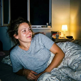 Frau liegt wach im Bett