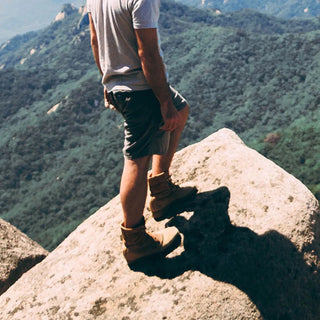 Uomo ha scalato la cima di una montagna