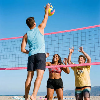 Beachvolleyball Spiel im Sommer