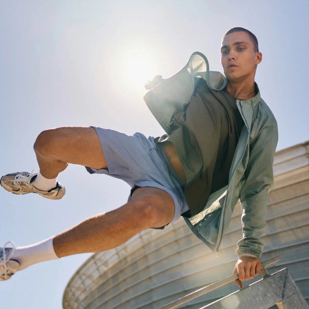 Uomo che fa sport in estate