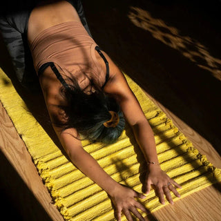 Frau macht Yoga