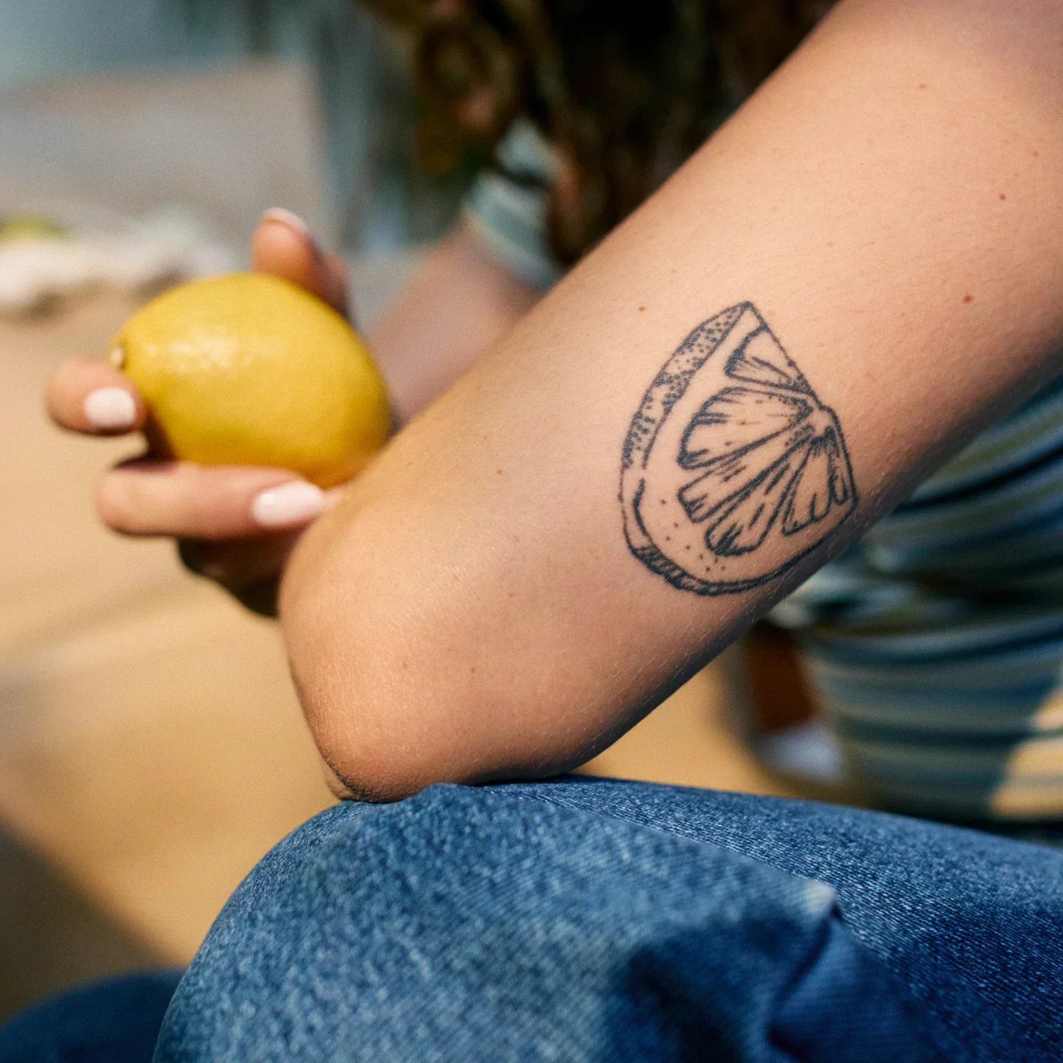 Zitrone in Hand gehalten