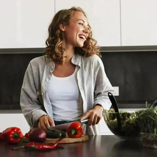 vegane Frau schneidet Paprikas