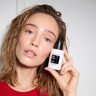 Donna con Siero Giorno e Crema Ialuronica in mano per la pelle.