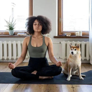 Donna che fa yoga sul tappetino, rilassata.