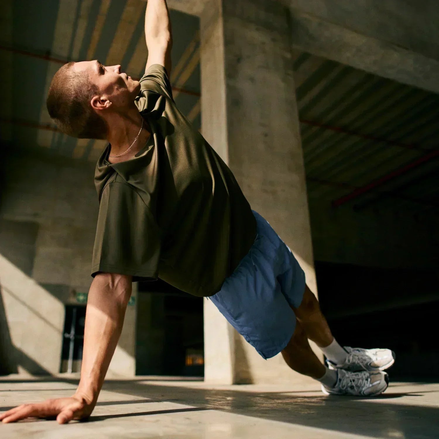 Maca + Vitamin C: Mann bei Training