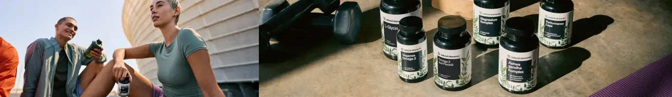 Zwei Personen in Trainingskleidung sitzen im Freien und halten Flaschen mit Nahrungsergänzungsmitteln in der Hand; mehrere Flaschen mit Nahrungsergänzungsmitteln mit Schwarzkümmelöl stehen auf dem Boden neben Fitnessgeräten.