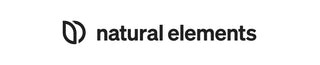 Testo nero "natural elements" in minuscolo con un logo a forma di foglia semplice e in grassetto sulla sinistra, tutto su sfondo bianco.