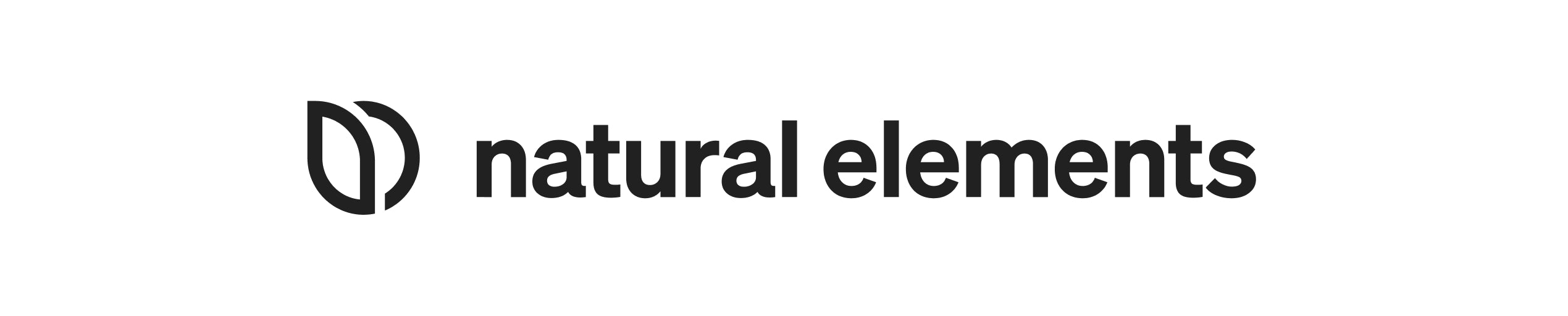 Testo nero "natural elements" in minuscolo con un logo a forma di foglia semplice e in grassetto sulla sinistra, tutto su sfondo bianco.