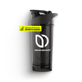 Schwarze Shaker-Flasche mit Klappdeckel, versehen mit dem „Natural Elements“-Logo und einem gelben „Natural Elements SPORTS SERIES“-Etikett auf weißem Hintergrund.