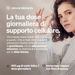Una donna con i capelli castano chiaro posa accanto a un testo che pubblicizza una dose giornaliera di un integratore per il supporto cellulare con acido folico e compresse vegane con fibre di acacia in italiano.