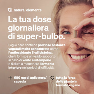 Eine Frau lächelt und hält eine Kapsel in der Hand; der italienische Text wirbt für Nahrungsergänzungsmittel mit schwarzem Knoblauch und hebt die Antioxidantien und das vegane Format hervor.