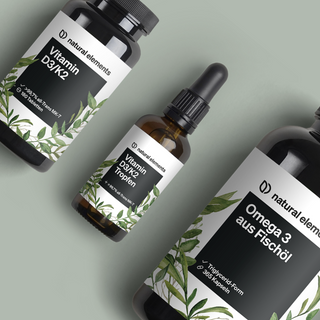 Eine Flasche Vitamin C und eine Flasche Eukalyptusöl, beides natürliche Elemente zur Steigerung der allgemeinen Gesundheit und des Wohlbefindens.