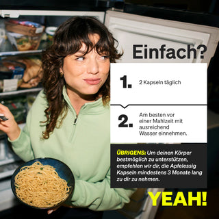 Eine Frau steht vor einem offenen Kühlschrank und hält eine Schüssel Spaghetti in der Hand. Neben ihr steht eine Anleitung zur Einnahme von Apfelessigkapseln.