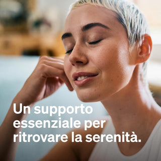 Eine Person mit kurzen blonden Haaren sitzt mit geschlossenen Augen da und wirkt entspannt. Der italienische Text lautet: "Un supporto essenziale per ritrovare la serenità con natural elements.
