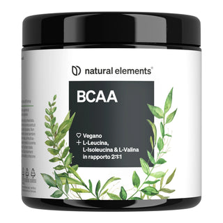 Un contenitore bianco e nero di integratori BCAA di Natural Elements con illustrazioni di foglie verdi sull'etichetta. Il testo evidenzia la formula vegana e gli amminoacidi specifici in un rapporto 2:1:1.