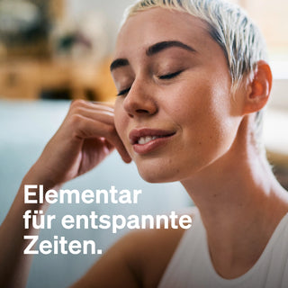 Frau lächelt entspannt: Elementar für entspannte Zeiten.