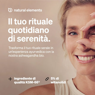 Lächelnde Frau, die eine Kapsel in der Nähe ihres rechten Auges hält; der italienische Text bewirbt organisches Ashwagandha, KSM-66 und 5% Withanolide.