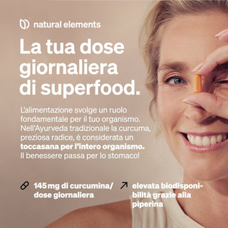 Una donna sorridente tiene una capsula gialla vicino all'occhio; il testo italiano descrive i benefici di un integratore quotidiano di curcumina, inclusa l'elevata biodisponibilità grazie alla piperina.