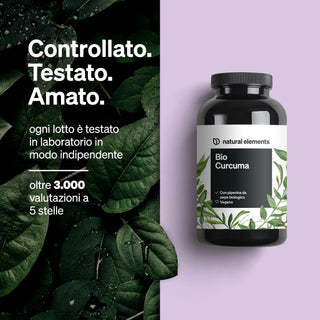Una bottiglia di curcuma con foglie.