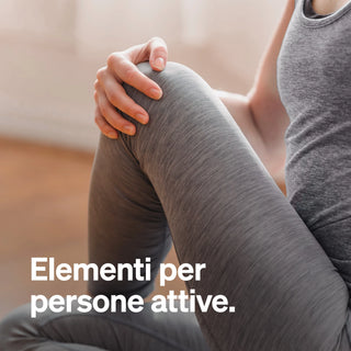 Person in grauer Sportkleidung hält ihr gebeugtes Knie, Text: "Elementi per persone attive", inspiriert von Naturelementen.