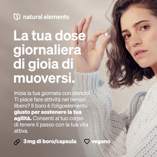 Frau in einem hellen Pullover, die ihr Haar berührt. Der italienische Text wirbt für ein veganes Bor-Ergänzungsmittel für die tägliche Beweglichkeit und einen aktiven Lebensstil.