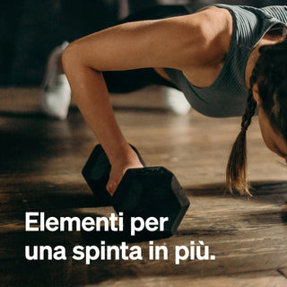 Eine Frau in Trainingskleidung macht Liegestütze und hält eine Hantel fest. Der überlagerte Text lautet: "Elementi per una spinta in più.