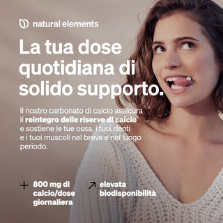 Una donna con un maglione chiaro guarda di lato e tira fuori la lingua. Il testo italiano pubblicizza un integratore di calcio con dosaggio giornaliero e alta biodisponibilità.